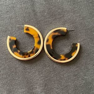 NWOT hoop Earrings gold and marble brown and black